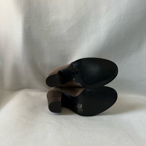 BCBG Size 6M Taupe Brown Leather/ Suede Booties - Picture 6 of 16